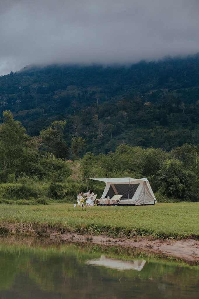 秋キャンプで湖畔に行く際の寒い対策に必要な持ち物は？