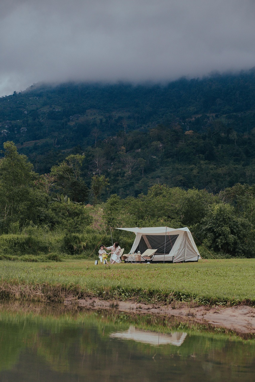 秋キャンプで湖畔に行く際の寒い対策に必要な持ち物は？
